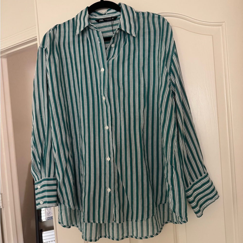 NWOT Women’s Zara Green and White Casual Button Down Shirt